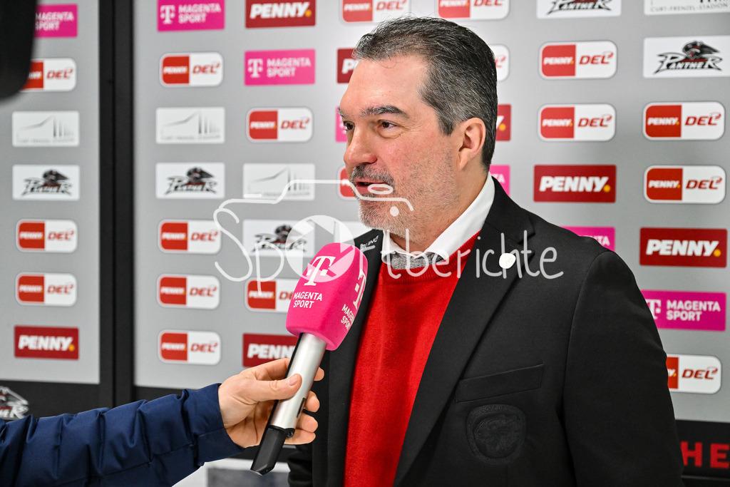 Augsburger Panther - Düsseldorfer EG | Im Bild Larry MITCHELL Headcoach Augsburger Panther beim Interview von MagentaSport / Magenta Sport / vor der Partie gegen Duesseldorf / Einzelfoto / Freisteller / DEL: Augsburger Panther - Duesseldorfer EG, Curt Frenzel Stadion am 04.03.2025