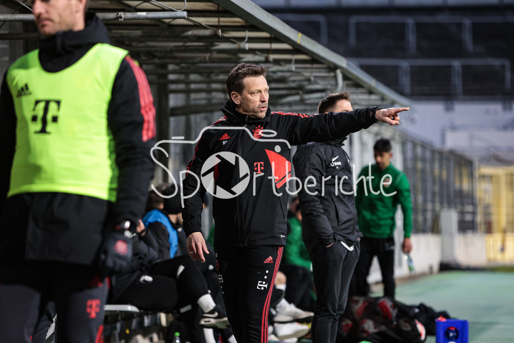 FC Bayern Amateure - FC Augsburg II | Bayern Trainer Holger SEITZ in Aktion / Freisteller / Einzelfoto