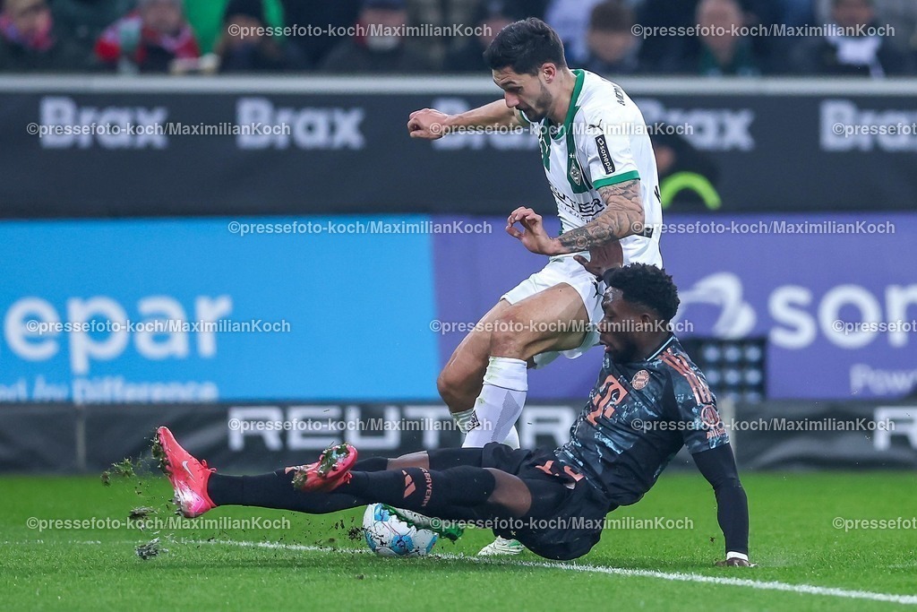 BMG11012501027 | 11.01.2025, Fußball, Borussia Mönchengladbach - FC Bayern München, 1. Fußball Bundesliga, Borussia-Park, Saison 2024 2025: Tim Kleindienst (Mönchengl. #11) im Zweikampf gegen Alphonso Davies (Bayern #19)DFB regulations prohibit any use of photographs as image sequences and or quasi-video.