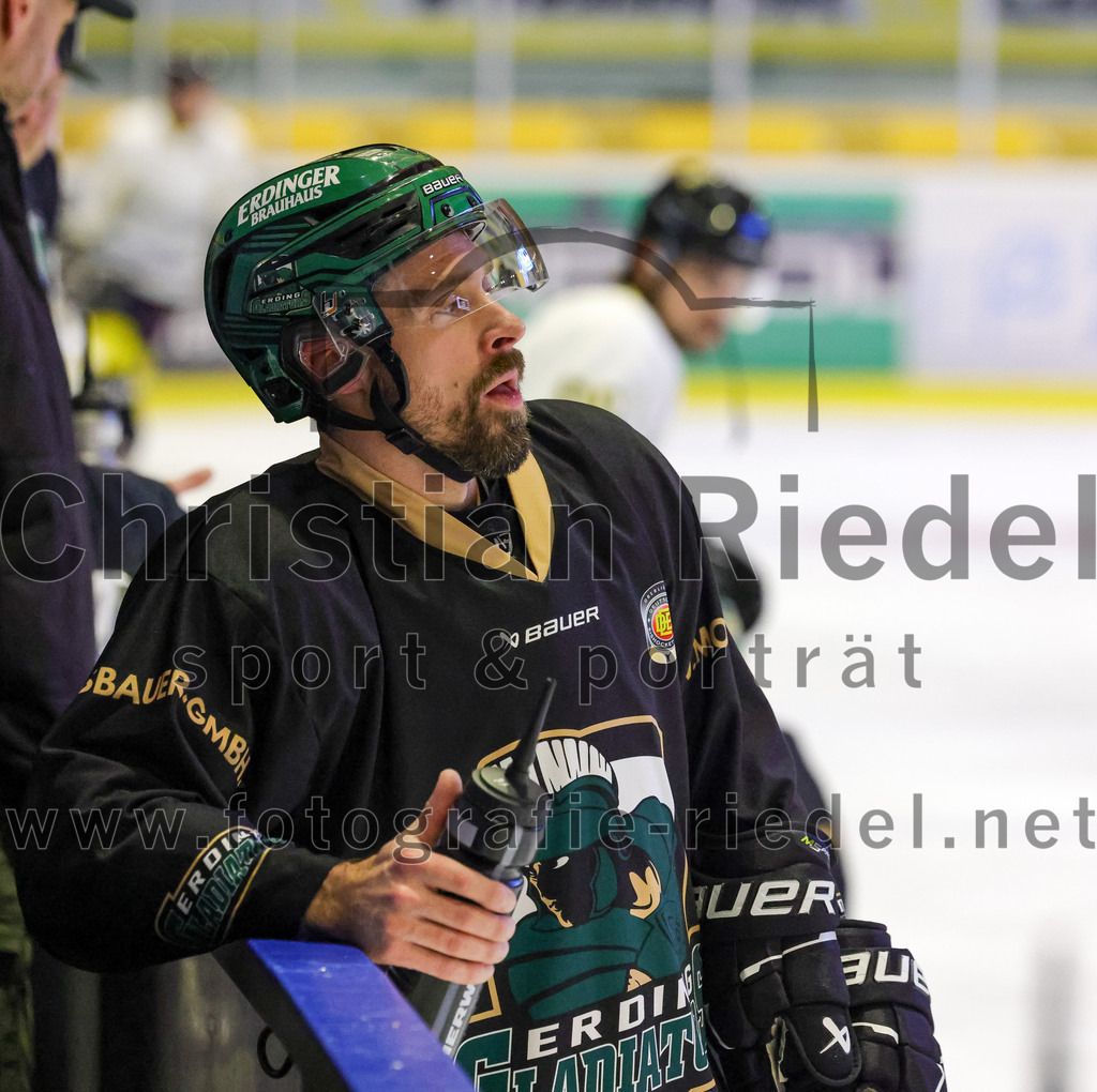 2025-12-28_019_TSV_Erding_gegen_onesto_Tigers_Bayreuth | Erding, Deutschland, 28.12.2025:Eishockey, Oberliga Süd 2025 / 2026, 31. Spieltag, TSV Erding gegen onesto Tigers Bayreuth, Endergebnis: 6:5 n.V.Philipp Michl (Erding Gladiators, #77)Foto: Christian Riedel / fotografie-riedel.net