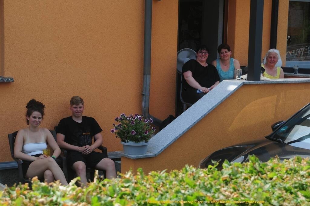 Geißmannsdorf-2026-Festumzug-019 | Festumzug in Geißmannsdorf bei Bischofswerda im Juni 2026. Fotografische Eindrücke und Momentaufnahmen vom Festumzug anläßlich des 800-jährigen Bestehens von Geißmannsdorf - mit Teilnehmern und Gästen, Strohpuppen und geschmückten Vorgärten und Grundstücken - Realisiert mit Pictrs.com