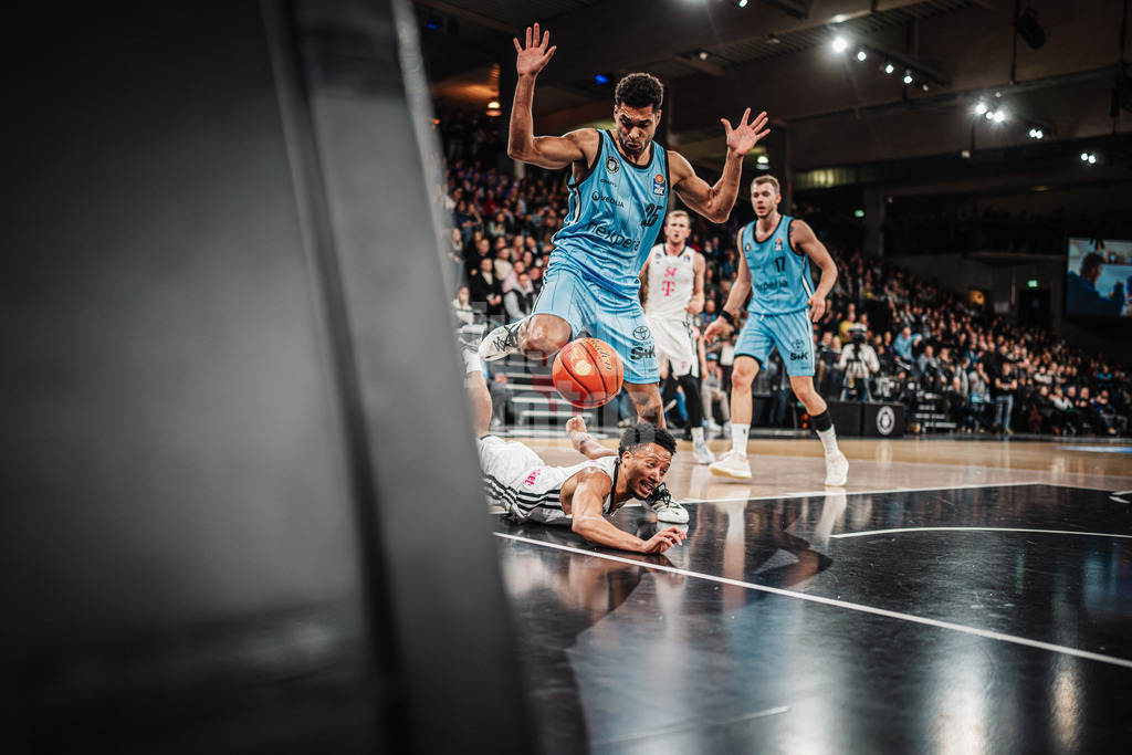 Basketball | Männer | Saison 2024/2025 | easyCredit Basketball Bundesliga | 16. Spieltag | Veolia Towers Hamburg vs. Telekom Baskets Bonn | 10.01.2025 | oben Kennet Ogbe (#25, Veolia Towers Hamburg) unten Darius McGhee (#0, Telekom Baskets Bonn)