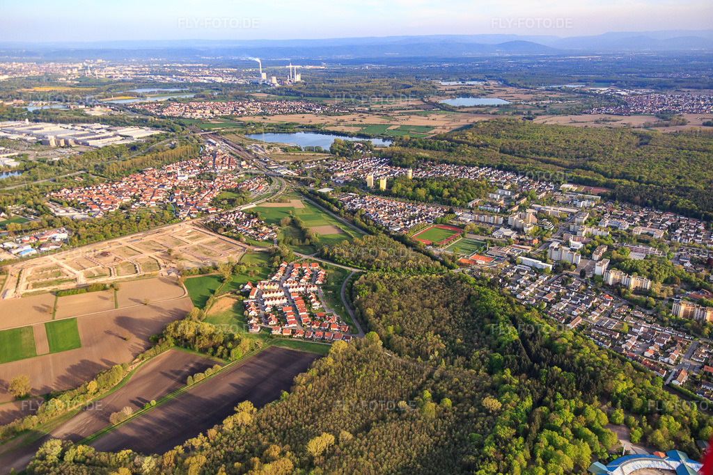 Luftbild: Stadtansicht aus Nordwesten in Wörth am Rhein im Bundesland Rheinland-Pfalz in Deutschland. Foto: IMG_077928.jpg vom 24.04.2015 durch Werner Riehm/FLY-FOTO.de