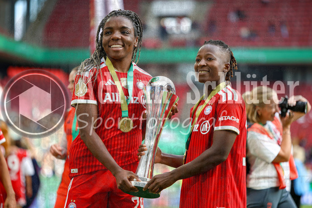 14.05.2026, GER, Fussball, Frauen, DFB-Pokal, Finale, Saison 2025/2026, VfL Wolfsburg - FC Bayern München | Edna Imade (Bayern) und Bernadette Amani (Bayern) nach dem Sieg des DFB Pokal mit Medaille und Pokal