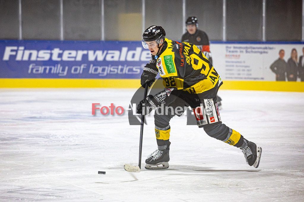 EA Schongau MANNUTS gegen VfE Ulm/Neu-Ulm DEVILS | Eishockey Bayernliga 2025/26 Vorrunde 6 Spieltag, EA Schongau MANNUTS gegen VfE Ulm/Neu-Ulm DEVILS, 20251031,Lukas Skvarek (EA Schongau MAMMUTS 92) in Aktion,2025-10-31 in Schongau (Eisstadion Schongau), Lukas Skvarek (EA Schongau MAMMUTS 92)Copyright: WolfgangxLindner www.foto-lindner.de