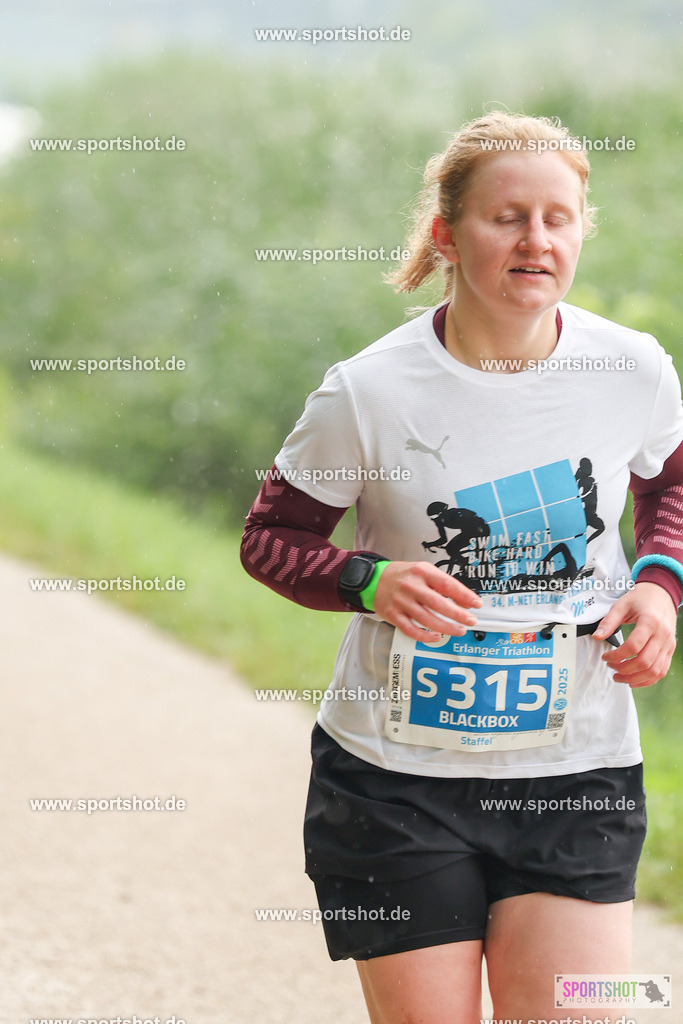 LUR_1224 | 34. M-net Erlanger Triathlon 2025 #erlangertriathlon  #mnettriathlon2025 #mnettriathlon #team #olympischedistanz #mitteldistanz #triathlon #maindonaukanal  #erlangertriathlon2025 #yourpictrs #tv1848 #tv1848erlangen  #triathlonbayern #sportinerlangen #demsportverbunden #sportshot_your_pictrs Copyright: www.sportshot.de