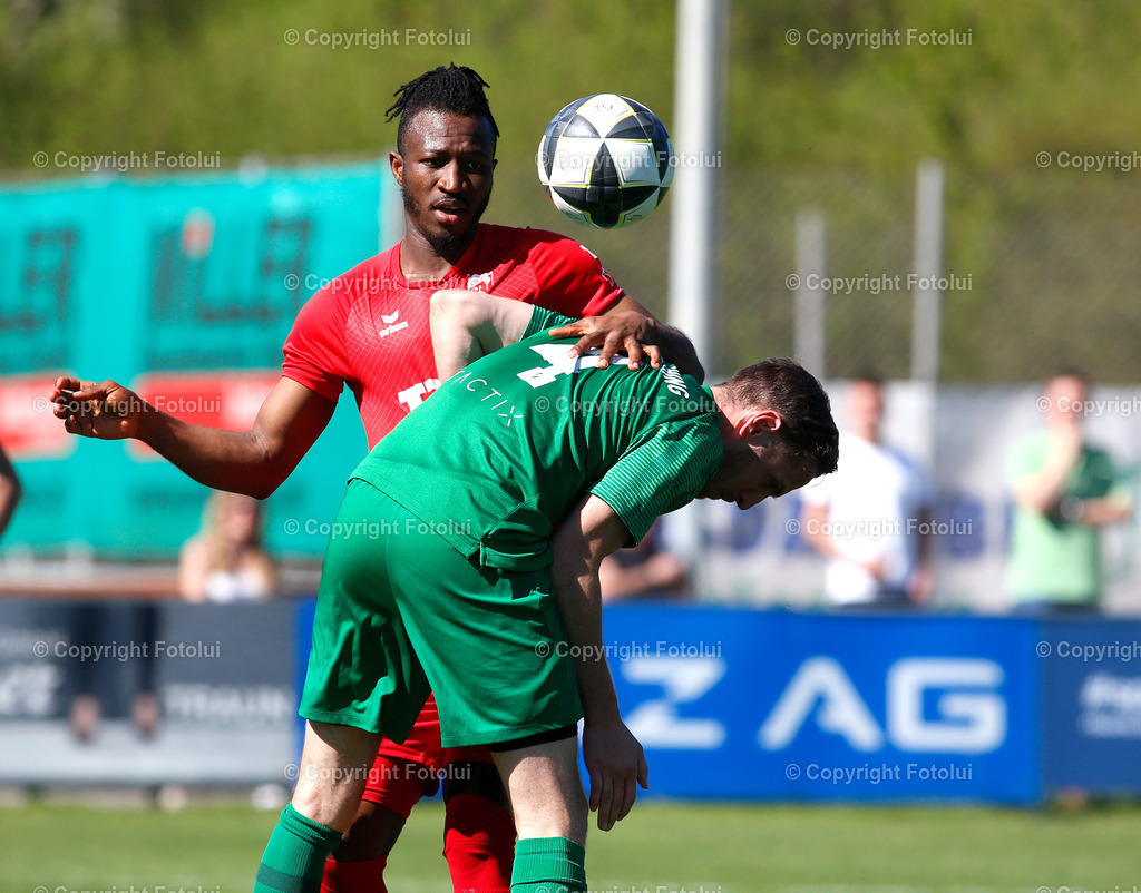 A_LUI_190425_16 | SPORT FUSSBALL LL.OST ASKOE OEDT 1B-SC HOERSCHING 19.4.2025 IM BILD: EMANNEUL EZIEKWE (OEDT1B) UND STEPHAN MOSER (HOERSCHING) FOTO:FOTOLUI