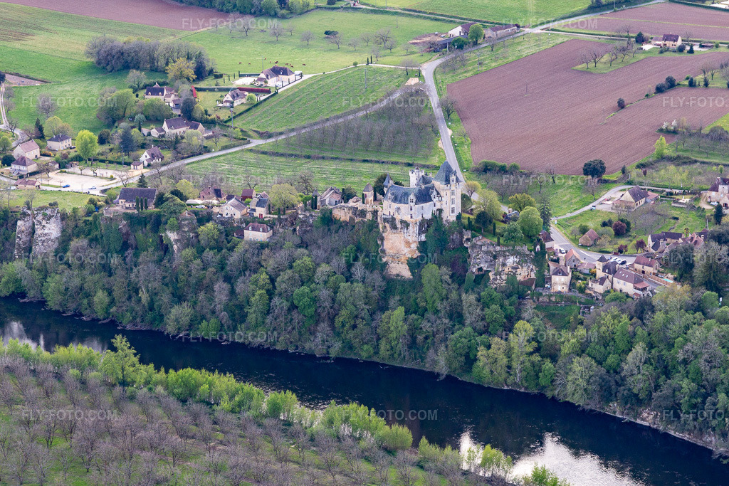 Aerial view: Cingle de Montfort in Vitrac in the state Dordogne, France. – Photo: IMG_113398.jpg taken on 04/16/2019 by Werner Riehm/FLY-FOTO.com – Resolution of the original: 5051 x 3367 px