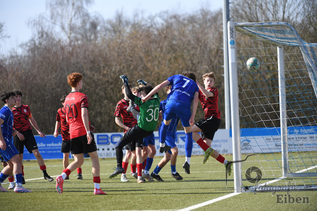 FC Rastede-JFV Leer | Bezirksliga B-Jugend; FC Rastede (blau)-JFV Leer (rot) am 08.03.2025; in Rastede (Sportanlage Köttersweg), Photo: Philip Eiben 2025 - Realisiert mit Pictrs.com