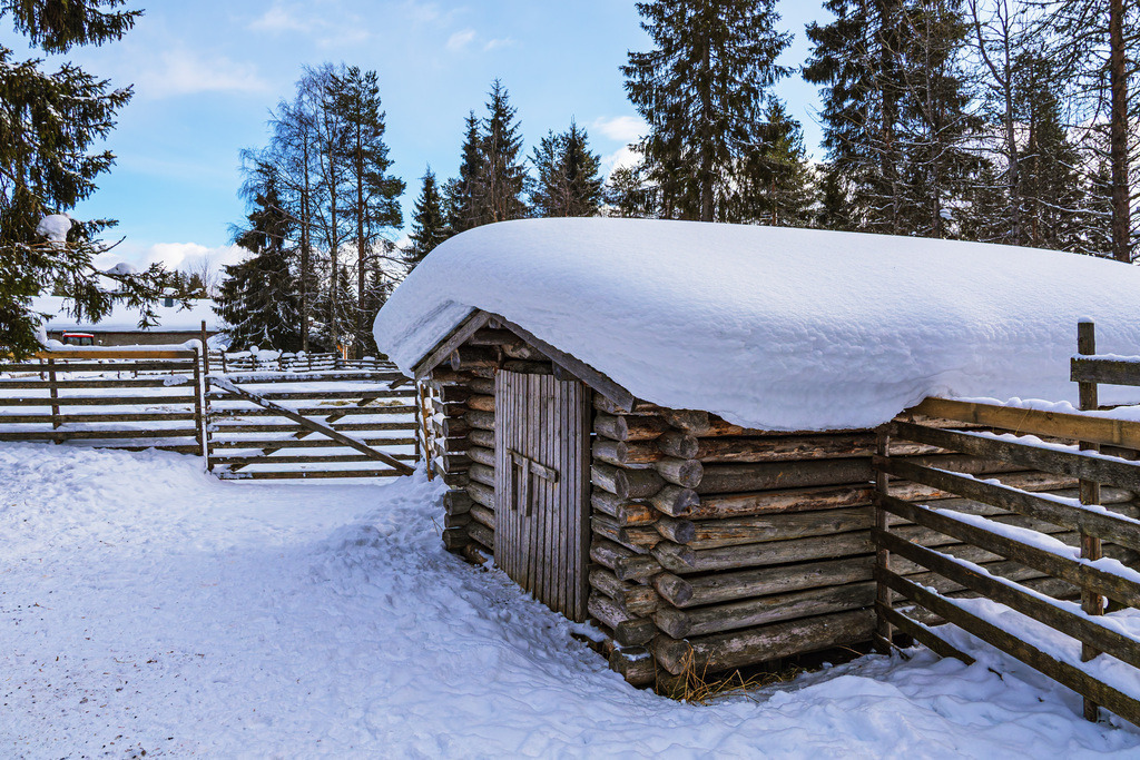 Rentierstall mit Schnee im Winter bei Kuusamo, Finnland | Rentierstall mit Schnee im Winter bei Kuusamo, Finnland.