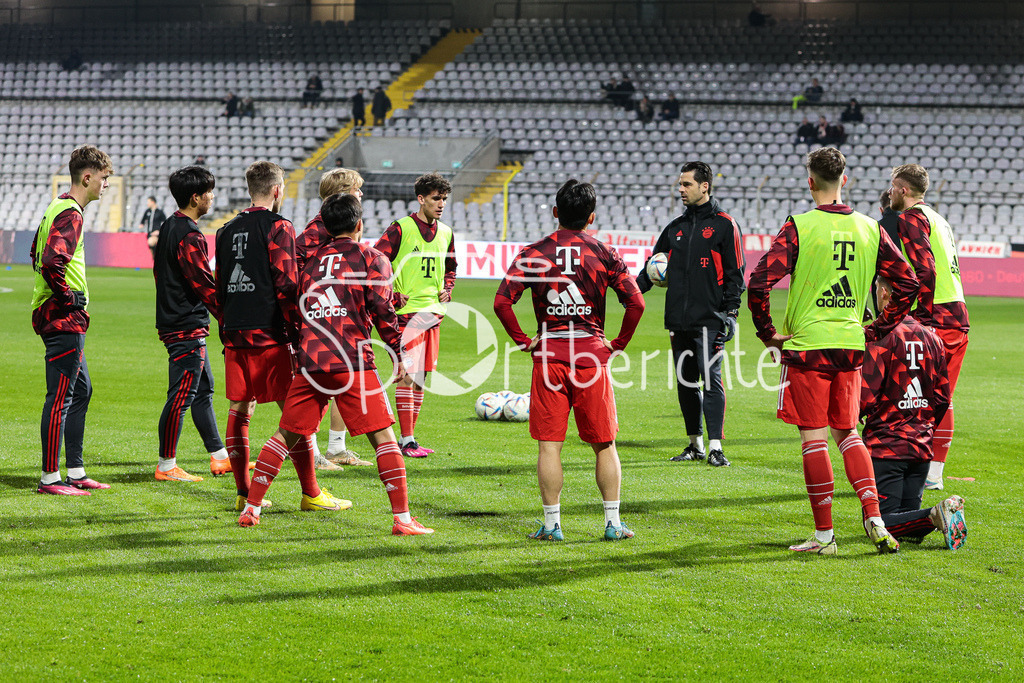 FC Bayern Amateure - 1. FC Schweinfurt | Die Amateure lauschen Stefan BUCK beim warmmachen