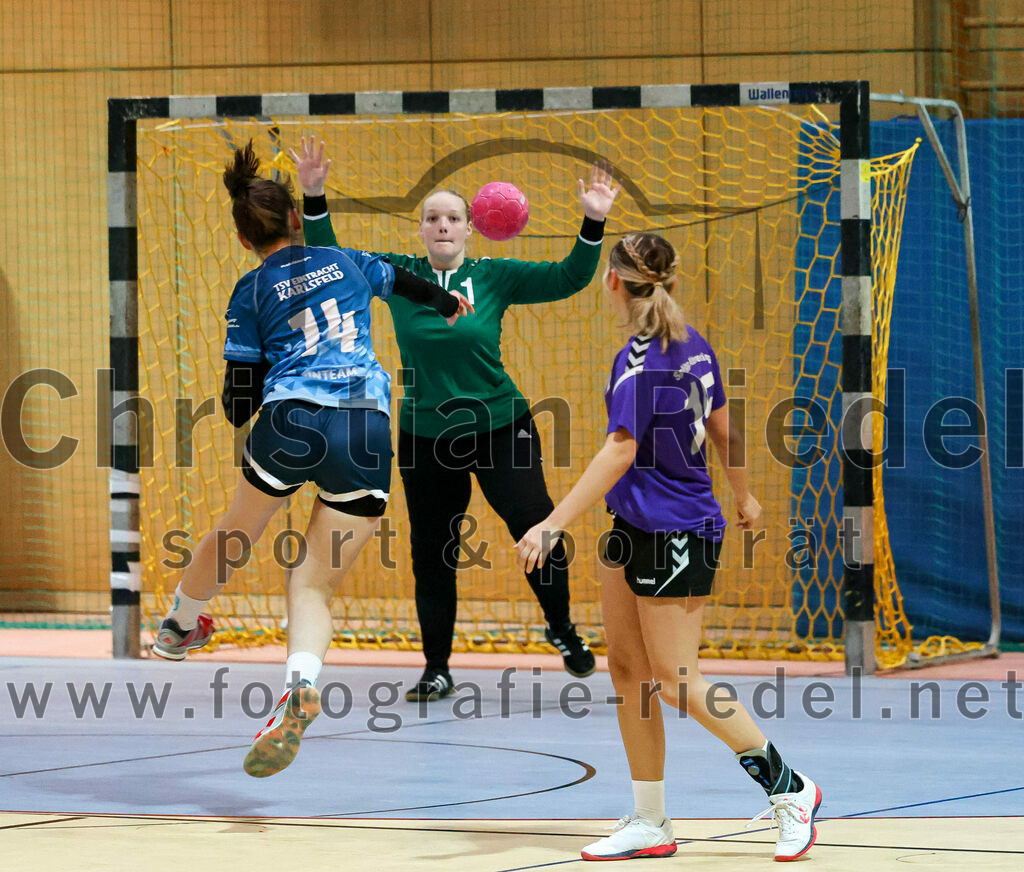 2023-01-21_066_SpVgg_Altenerding_gegen_TSV_Karlsfeld | Erding, Deutschland, 21.01.2023:
Handball, Bezirksoberliga Frauen Altbayern 2022 / 2023, 8. Spieltag, SpVgg Altenerding gegen TSV Karlsfeld, Endergebnis: 28:24

Laura Weiss (TSV Eintracht Karlsfeld, #14), Torfrau Hanna Obermair (SpVgg Altenerding, #1), Lena Prem (SpVgg Altenerding, #15)

Foto: Christian Riedel / fotografie-riedel.net