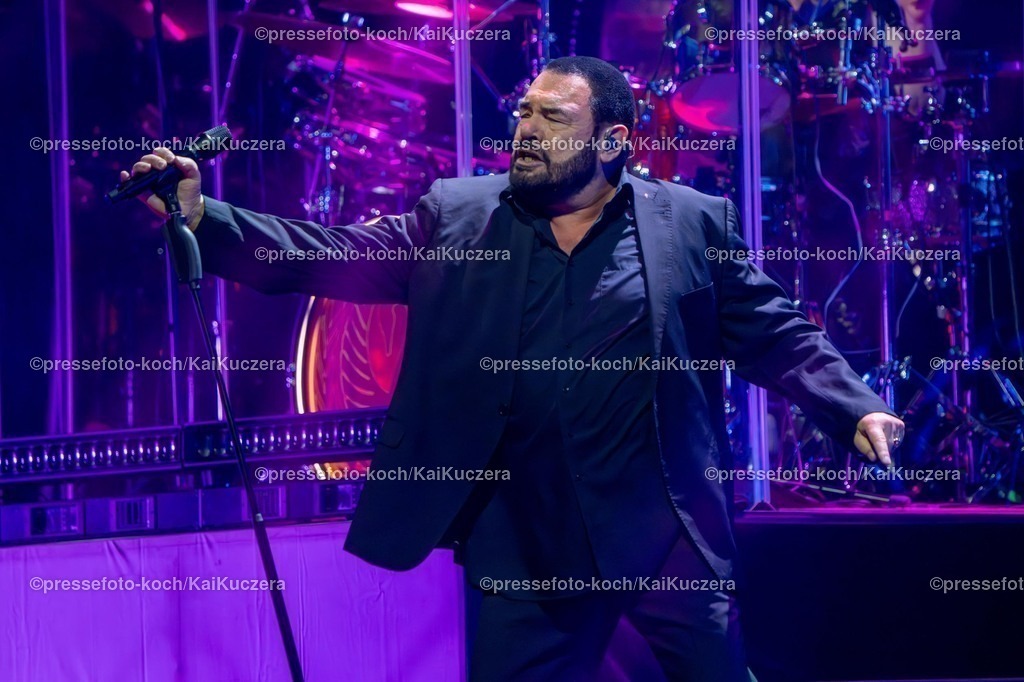 KKU06022501018 | 25.01.2025, xkkux, Düsseldorf, Die Band Alphaville performt bei ihrem Konzert Forever! LIVE Best of 40 Years in der Mitsubishi Electric HALLE. Im Bild Sänger und Frontman Marian Gold