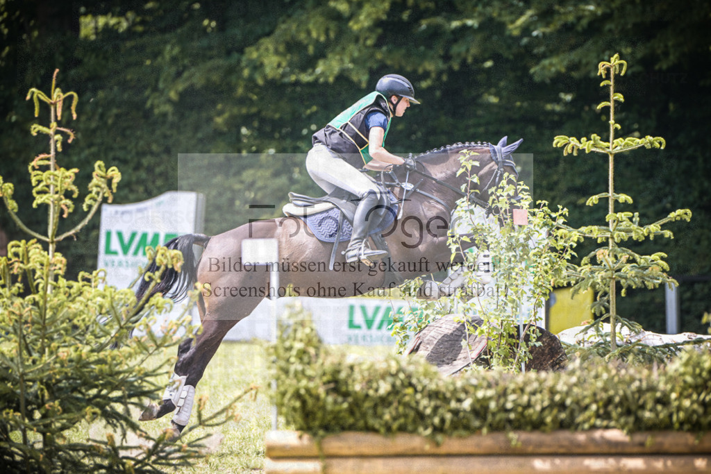 DOS_7017 | Entdecke hochwertige Reitturnierfotos von Foto Oger. Professionell, emotional und authentisch – jetzt Lieblingsmomente im Shop bestellen. - Realisiert mit Pictrs.com