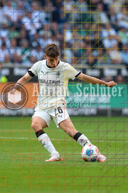 Borussia Mönchengladbach vs Hamburger SV - Bundesliga  | Mönchengladbach, Deutschland, 24.08.25:   Lucas Ullrich (Borussia Mönchengladbach) in Aktion am Ball, Einzelaktion waehrend des Spiels der Bundesliga zwischen Borussia Mönchengladbach vs Hamburger SV im Stadion im Borussia Park(Foto von Brauer-Fotoagentur / Adrian Schlueter)