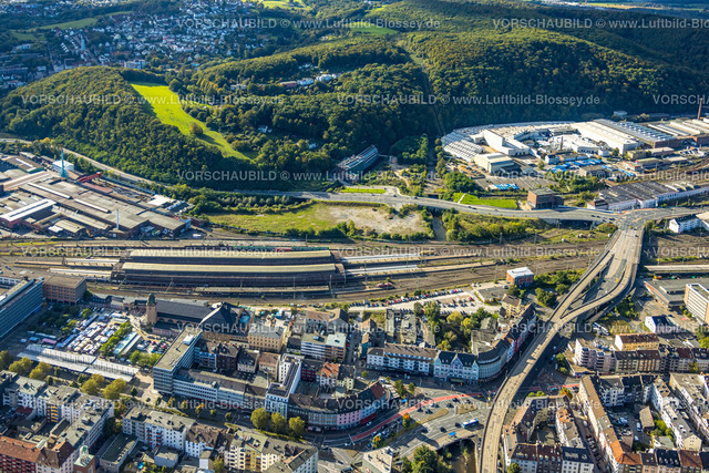 Hagen241005306 | Luftbild, Bahnhofshinterfahrung und Hauptbahnhof Hbf mit überdachten Bahnsteigen und Bahnhofsvorplatz, Waldgebiet Philippshöhe, alte Schraubenfabrik Hagen am Waldrand, Mittelstadt, Hagen, Ruhrgebiet, Nordrhein-Westfalen, Deutschland
