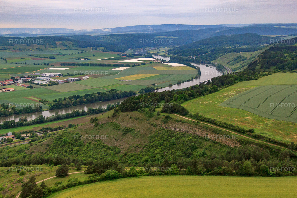 Luftbild: Neuer Berg über dem Main im Ortsteil Karlburg in Karlstadt im Bundesland Bayern in Deutschland. Foto: IMG_66035.jpg vom 30.05.2014 durch Werner Riehm/FLY-FOTO.de