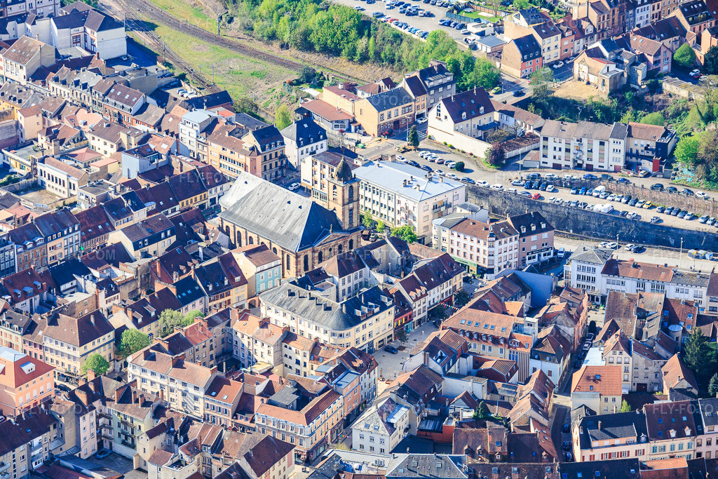 Aerial view: City center with the Church of Saint Nicholas / Eglise Saint-Nicolas in Saargemünd in the state Moselle, France.Photo: IMG_154548.jpg taken on 04/18/2026 by Werner Riehm/FLY-FOTO.comResolution of the original: 5629 x 3752 pxCommunauté de paroisses de Sarreguemines – paroisses de Sarreguemines, Saint-Nicolas, Sacré-Cœur, Saint-Denis, Saint-Walfried, Sainte-Barbe