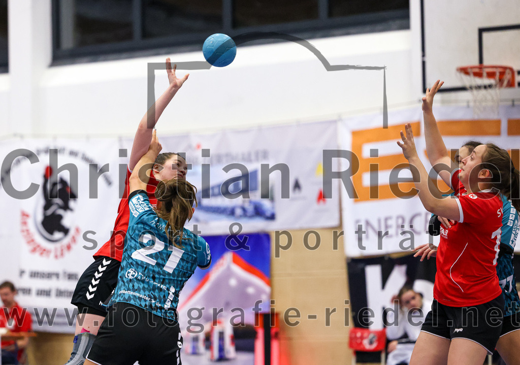 2022-11-27_024_SV_Anzing_gegen_HT_Muenchen_II | Anzing, Deutschland, 27.11.2022:
Handball, Bezirksliga 2022 / 2023, 7. Spieltag, SV Anzing gegen HT München II, Endergebnis: 28:32

Virag Varga (SV Anzing, #18), Katharina Martin (HT München, #21), Sarah Reither (SV Anzing, #19)

Foto: Christian Riedel / fotografie-riedel.net