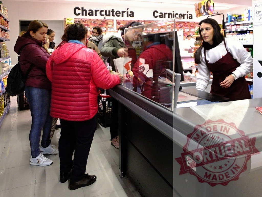 People standing in line at a grocery store deli and meat counter | Customers waiting at supermarket charcuterie and butchery counter - Realisiert mit Pictrs.com