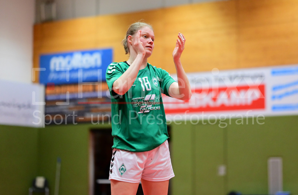 Handball, 2. Bundesliga Frauen, SV Werder Bremen - VfL Waiblingen | v.li.: Denise Engelke (SV Werder Bremen, 18) bedankt sich bei den Zuschauern