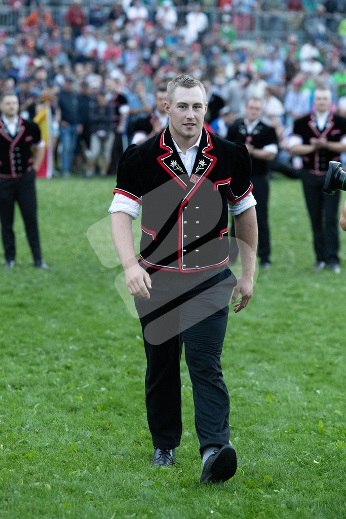 ESAF2025_Ehrung_7393 | Die Schwinger des Schwyzer Kantonalen Schwingerverbandes: Fotos, die Dynamik und Leidenschaft festhalten, sowie emotionale Momente aus dem traditionellen Schwingsport zeigen. - Realisiert mit Pictrs.com