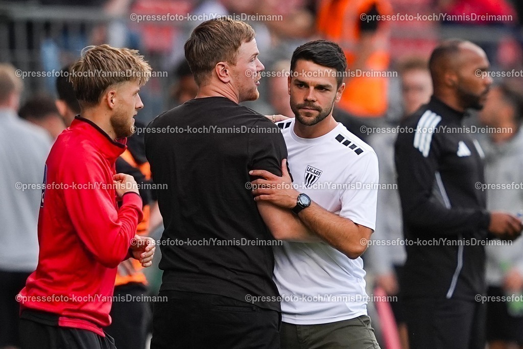 xydr03082501130 | 03.08.2025, xydrx, Fußball, 3.Liga, Viktoria Köln - FC Schweinfurt 05, Saison 2025 2026, Sportpark Höhenberg:  Marian Wilhelm (Cheftrainer Viktoria Köln) und Victor Kleinhenz (Cheftrainer 1.FC Schweinfurt 05) nach dem Spiel DFB regulations prohibit any use of photographs as image sequences and or quasi-video.