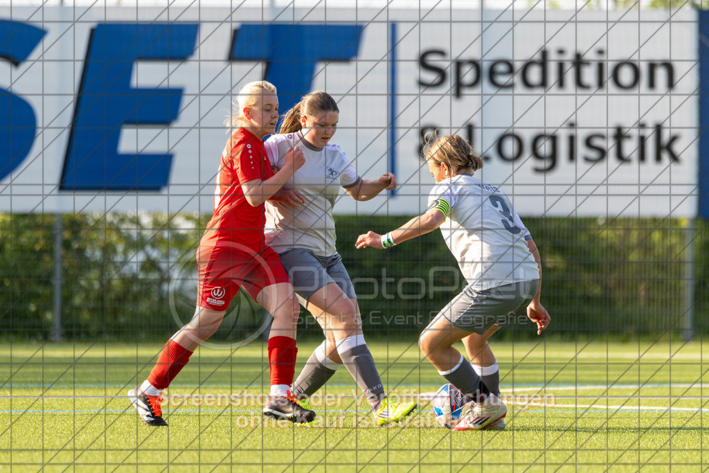 20260508_184144_0156_(c)_by_PhotoPeet | #,TSV Eschenbach (hell) vs. TSV Weilheim (rot), Fußball, C-Juniorinnen Kreisstaffel 2, Bezirk Neckar/Fils, 07.Spieltag,  Saison 2025/2026, Kunstrasenplatz, Schlater Straße, 73107 Eschenbach, 08.05.2026 - 18:30 Uhr,Foto: PhotoPeet / Sport- &amp; Eventfotografie / Peter Harich