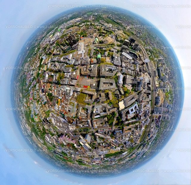 Essen240490075City_KennedyPlatz | Luftbild, Innenstadt City Ansicht mit dem Kennedyplatz und Außengastronomie mit roten Sonnenschirmen, Wohngebiet und Geschäftszentrum, Blick zum Hauptbahnhof Essen Hbf, Erdkugel, Fisheye Aufnahme, Fischaugen Aufnahme, 360 Grad Aufnahme, tiny world, little planet, fisheye Bild, Stadtkern, Essen, Ruhrgebiet, Nordrhein-Westfalen, Deutschland