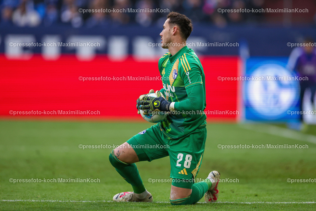 Schalke10112402136 | 10.11.2024, Fußball, FC Schalke 04 - SSV Jahn Regensburg, 2. Fußball Bundesliga, Veltins-Arena Gelsenkirchen, Saison 2024 2025: Torwart Justin Heekeren (S04 #28)  DFB regulations prohibit any use of photographs as image sequences and or quasi-video.