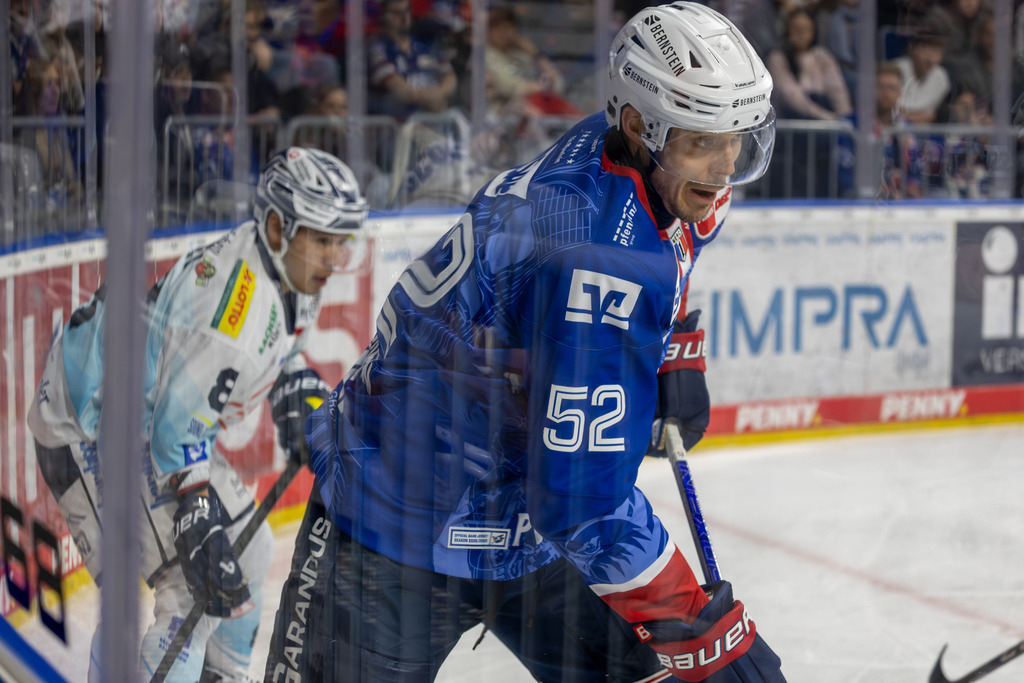 DEL, Deutsche Eishockey Liga Saison 2025/26, 35 Spieltag: Adler Mannheim gegen Dresdner Eislöwen | DEL, Deutsche Eishockey Liga Saison 2025/26, 35 Spieltag: Adler Mannheim gegen Dresdner Eislöwen***Bild: Nicolas Mattinen (52, Mannheim) - Realisiert mit Pictrs.com