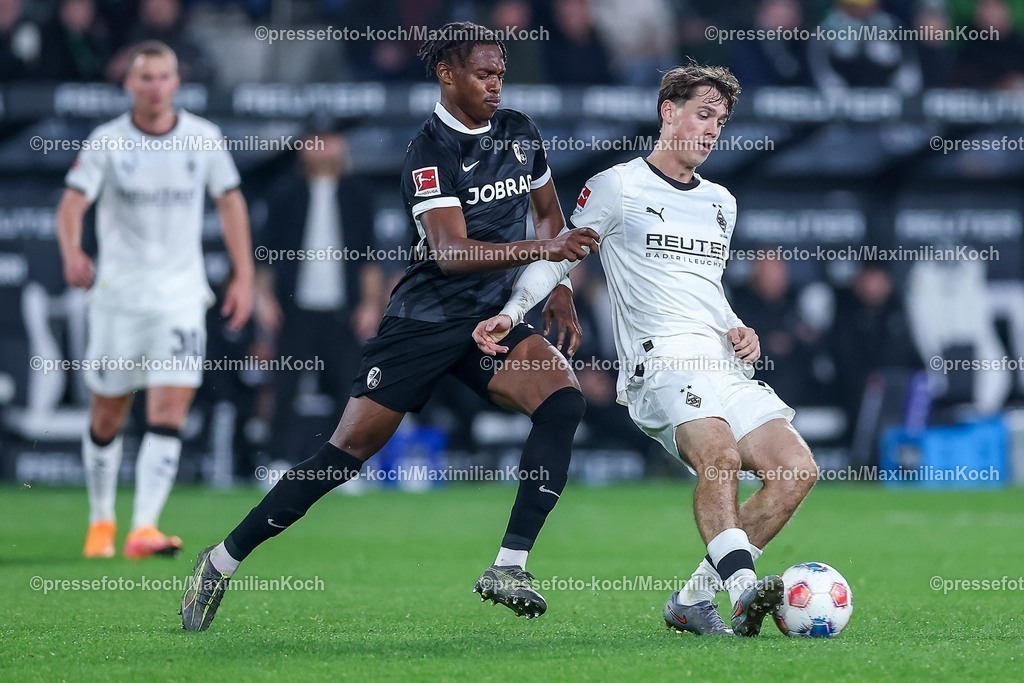 BMG05102501070 | 05.10.2025, Fußball, Borussia Mönchengladbach - SC Freiburg, 1. Fußball Bundesliga, Borussia-Park, Saison 2025 2026: Junior Adamu (SC Freiburg #20) im Zweikampf gegen  Philipp Sander (Borussia Mönchengladbach #16) DFB regulations prohibit any use of photographs as image sequences and or quasi-video.