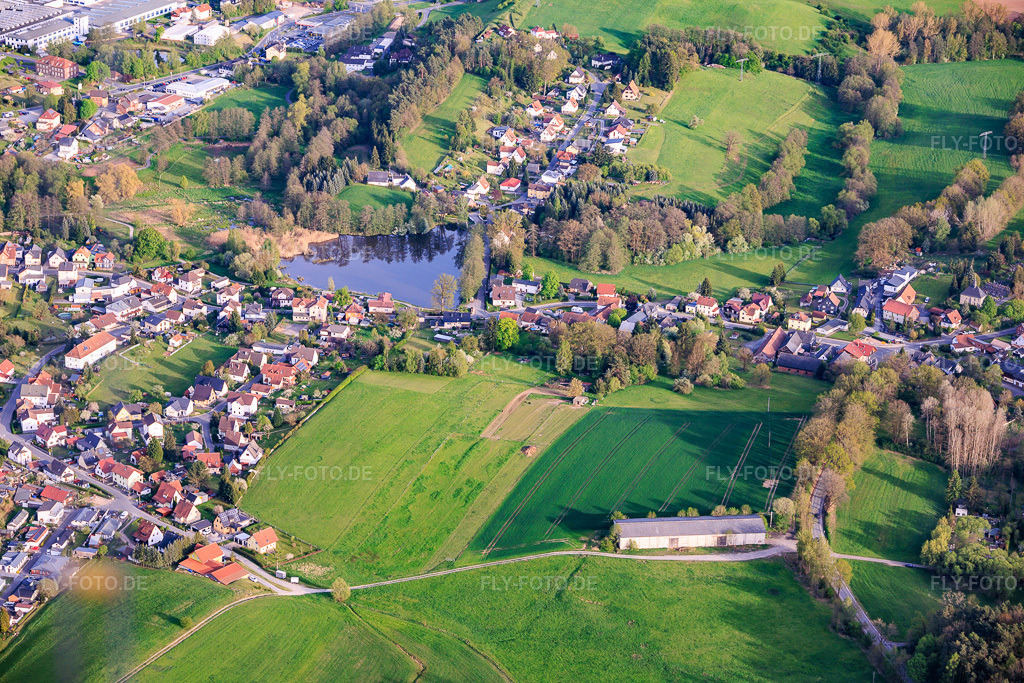 Luftbild: Dorfansicht mit herzförmigem Mühlteich aus Norden im Ortsteil Schierschnitz in Föritztal im Bundesland Thüringen in Deutschland. – Foto: IMG_155436.jpg vom 02.05.2026 durch Werner Riehm/FLY-FOTO.de – Auflösung des Originals: 6000 x 4000 px
