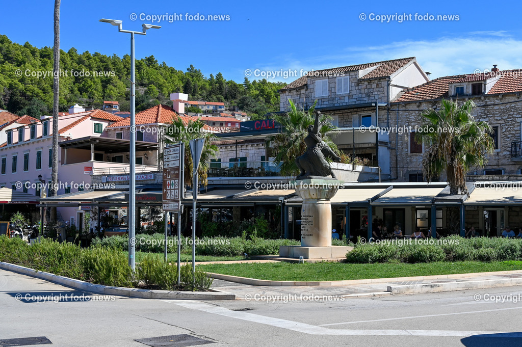 Kroatien_ Korcula_ Insel in Sueddalmatien_ Vela Luka_ 10.09.2024-39 | 10.09.2024, Kroatien, HRV, Korcula, Insel in Sueddalmatien, Vela Luka im Bild Hafen, Hafenansichten, Boot, Boote, Schiff, Schiffe, Gebauede, Adria, Meer, StadtansichtenVela Luka, woertlich Großer Hafen ist ein kroatischer Hafenort auf der Insel Korčula in der oestlichen Adria. Quelle: Wikipedia