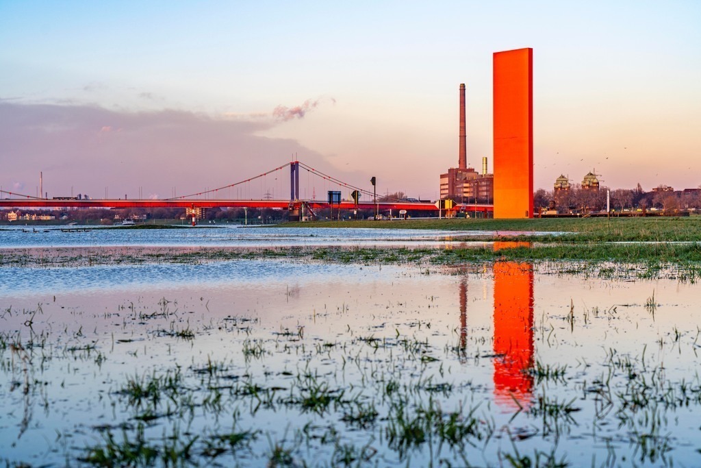JT-230119 | Rheinhochwasser, Duisburg-Kaßlerfeld, Überschwemmungen,  hinten die Friedrich-Ebert-Rheinbrücke, Skulptur Rheinorange an der Ruhrmündung, Duisburg, NRW, Deutschland - Realisiert mit Pictrs.com