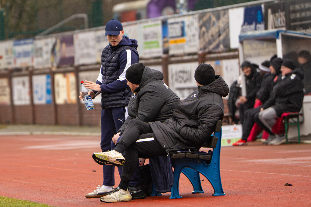 Fußball I Herren I Saison 2025-2026 I Regionalliga Nord I 23. Spieltag I TuS Blau-Weiß Lohne - SC Weiche Flensburg 08 I 0288 | Marlon Wichmann (Co-Trainer, TuS BW Lohne) mit dem Staff - Realisiert mit Pictrs.com