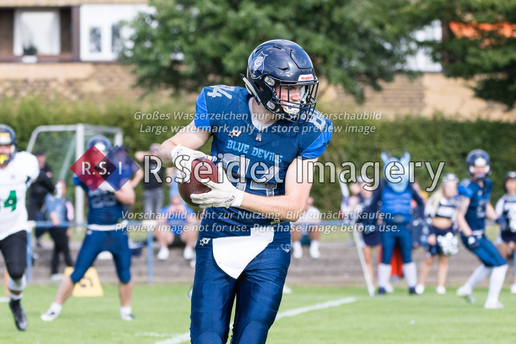 American Football, Saison 2022, Regionalliga Nord, Hamburg Blue Devils - Oldenburg Knights, Dr.-Hermann-Schnell-Sportplatz (Hamburg), 06.08.2022, 07. Gameweek | Fynn Koy (#84, Blue Devils, WR)