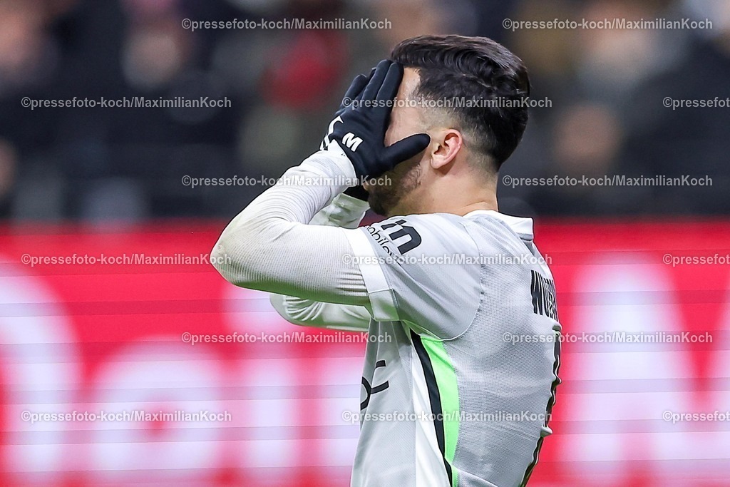 SGE30112501100 | 30.11.2025, Fußball, Eintracht Frankfurt - VfL Wolfsburg, 1. Fußball Bundesliga, 12. Spieltag, Deutsche-Bank-Park (Frankfurt am Main), Saison 2025 2026: Mohamed Amoura&nbsp;(VfL Wolfsburg #09) enttäuscht Enttäuschung gestik Gestikulierend nach der  verschossenen Torchance DFB Regulations prohibit any use of photographs as image sequences and or quasi-video.
