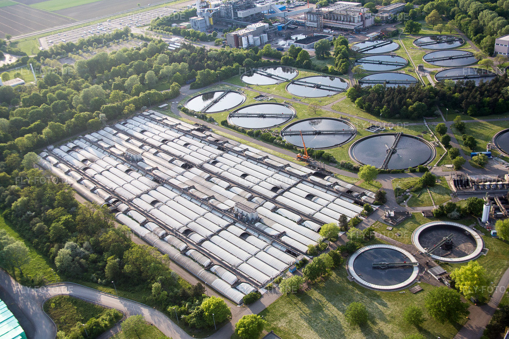 Luftbild: Klärwerks- Becken und Reinigungsstufen zur Abwasserbehandlung der BASF Kläranlage (Pfalz) im Ortsteil Mörsch in Frankenthal im Bundesland Rheinland-Pfalz in Deutschland. Foto: IMG_088215.jpg vom 09.05.2016 durch Werner Riehm/FLY-FOTO.de