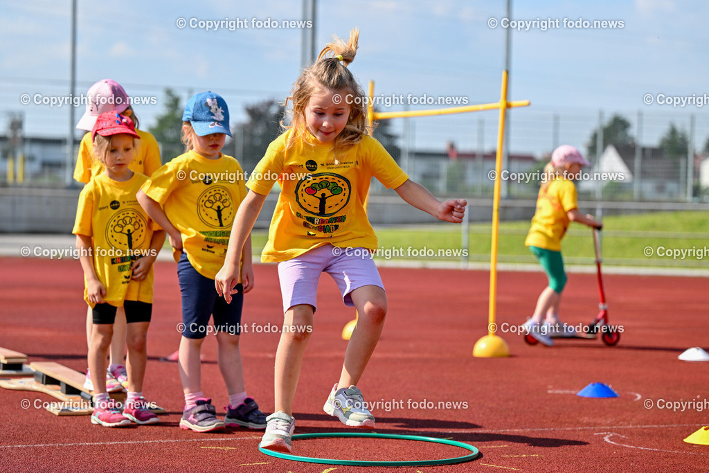 Kindergarten Olympiade 2024_ Stadion Traun_ 07.06.2024-47 | 07.06.2024, Stadion der Stadt Traun, AUT, Kindergarten Olympiade 2024, im Bild Kinder, Hindernis, Fussball, Laufen, Action