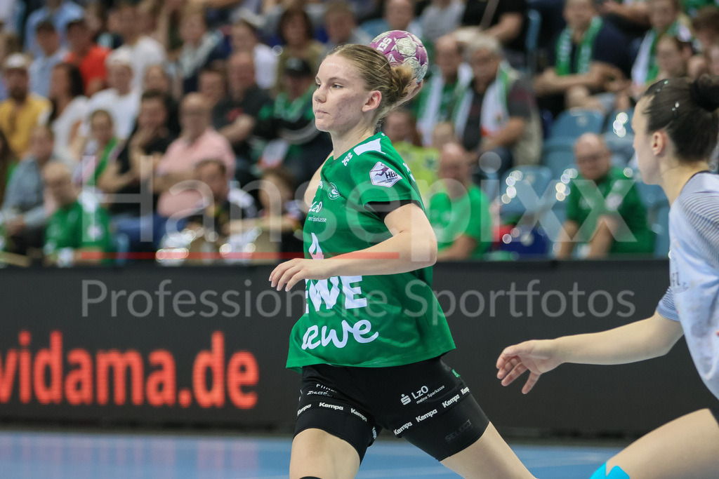 Handball, Bundesliga Frauen, VfL Oldenburg - BSV Sachsen Zwickau | v.li.: Toni Reinemann (VfL Oldenburg, 4) am Ball, Spielszene, Aktion, Action