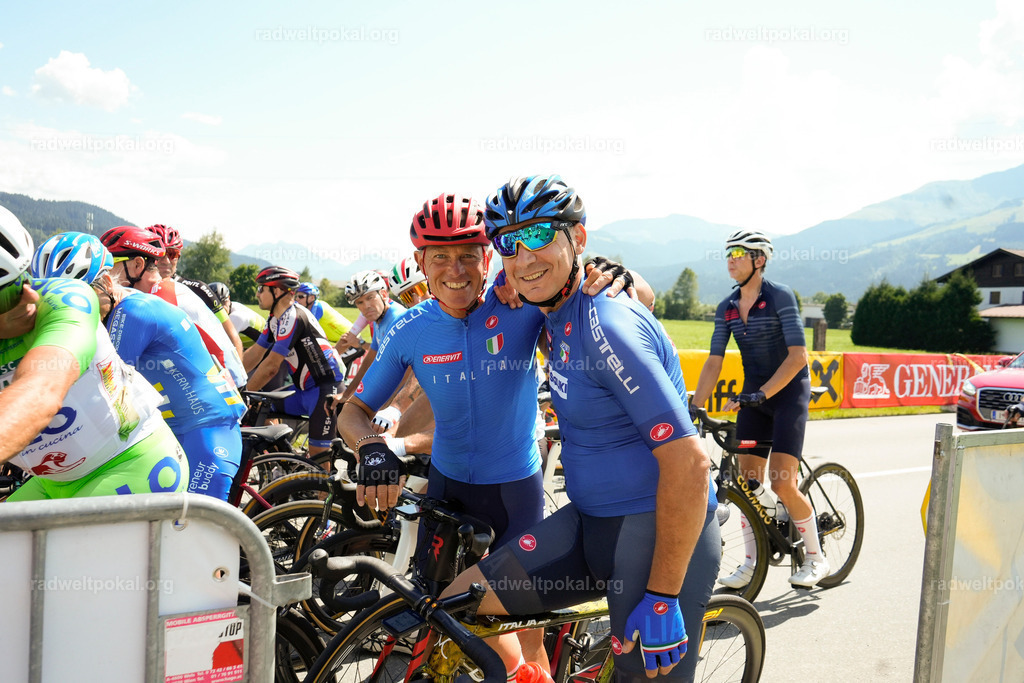 346_20230817_Bewerb_Maenner_Muehlanger | AUT - OESTERREICH, 2023-08-16: SPORT RENNRAD-FAHREN - 55. INTERNATIONALER RADWELTPOKAL IN ST. JOHANN IN TIROL  - Vintage-Radrennen mit WM-Bronze-Medaillen-Siegerin Christina Schweinberger, den Teilnehmer und Alexander Baumann (vom Orginastions-Team) - TAG 2 BEWERB MAENNER IN SECHS GRUPPEN  ; Foto: Roland Muehlanger