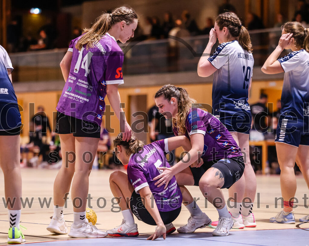 2024-11-24_100_SpVgg_Altenerding_gegen_HC_Donau-Paar_II | Erding, Deutschland, 24.11.2024:Handball, Bezirksoberliga Frauen Altbayern 2024 / 2024, 6. Spieltag, SpVgg Altenerding gegen HC Donau/Paar II, Endergebnis: 24:24Sophie Lößl (SpVgg Altenerding, #14), Lena Prem (SpVgg Altenerding, #5), Verena Kaiser (SpVgg Altenerding, #55), Sandra Geßner (HC Donau/Paar, #19)Foto: Christian Riedel / fotografie-riedel.net