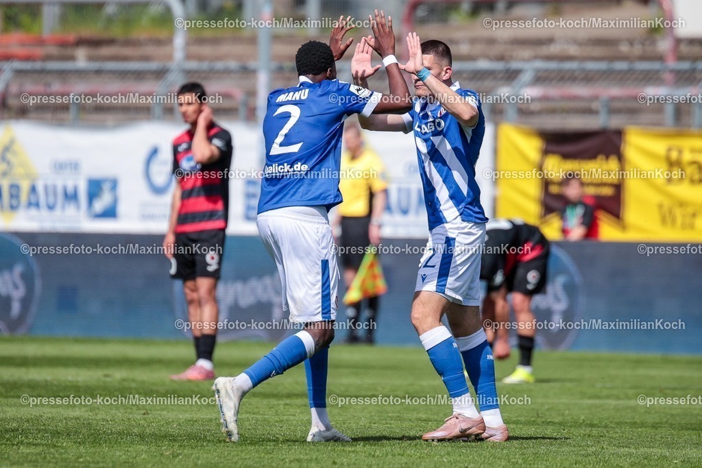 xsef26042601029 | 26.04.2026, xsefx, Fußball, 3.Liga, FC Viktoria Köln - Energie Cottbus, 35. Spieltag, Sportpark Höhenberg, Saison 2025 2026: Torjubel nach dem 2:0 - King Samuel Manu (FC Energie Cottbus, 2) und seine Teamkollegen DFB regulations prohibit any use of photographs as image sequences and or quasi-video. Photo: xSabinexEffgenxPressefotoKochx