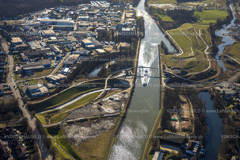 Castrop-Rauxel240106826 | Luftbild, Emscherbaustelle für Emscherland 2020, Brücke Cassurker Schwinge über Fluss Emscher und den Kanal, Binnenschifffahrt auf dem Rhein-Herne-Kanal, Fluss Emscher unterquert den Rhein-Herne-Kanal in dem Durchlassbauwerk Emscherdüker Wasserkreuz, Gewerbegebiet am Rhein-Herne-Kanal zwischen Wartburgstraße und Kanalstraße, Henrichenburg, Castrop-Rauxel, Ruhrgebiet, Nordrhein-Westfalen, Deutschland