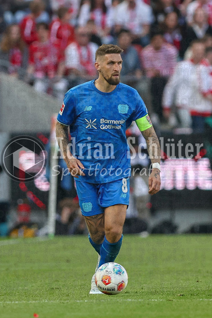 25.04.2026, GER, Fussball, Herren, 1. BL, Saison 2025/2026, 1. FC Köln - Bayer 04 Leverkusen | Robert Andrich (Bayer 04 Leverkusen) in Aktion am Ball, Einzelaktion 