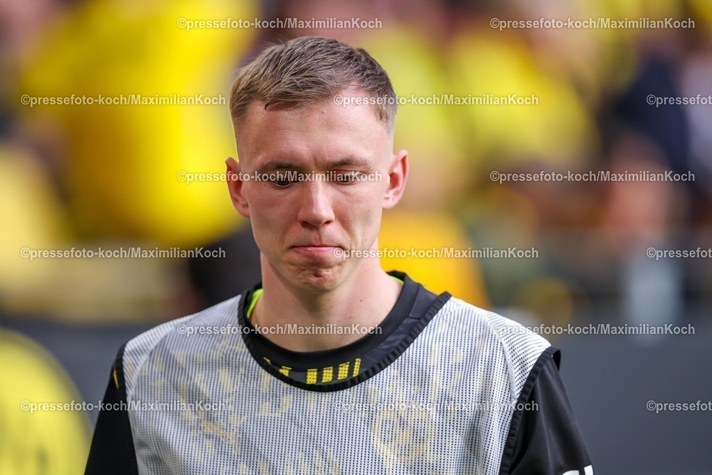 BVB08032502274 | 08.03.2025, Fußball, Borussia Dortmund - FC Augsburg, 1. Fußball Bundesliga, 25. Spieltag, Signal Iduna Park, Saison 2024 2025: Maximilian Beier (BVB #14)DFB regulations prohibit any use of photographs as image sequences and or quasi-video.