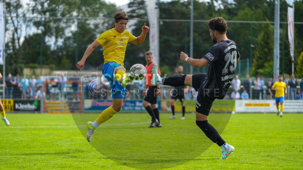 Fußball, Herren, Saison 2025/2026, Regionalliga Nordost, 2. Spieltag, FSV 63 Luckenwalde vs. Chemnitzer FC, Samstag 02.08.2025, Werner-Seelenbinder-Stadion Luckenwalde | Fußball, Herren, Saison 2025/2026, Regionalliga Nordost, 2. Spieltag, FSV 63 Luckenwalde vs. Chemnitzer FC, Samstag 02.08.2025, Werner-Seelenbinder-Stadion Luckenwalde, Im Bild: Phillip König (l. Luckenwalde) und Tom Baumgart (r. Chemnitz) - Realisiert mit Pictrs.com