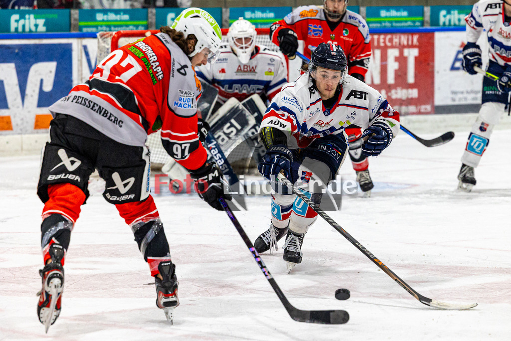 TSV Peißenberg Miners vs ESC Kempten SHARKS | Eishockey Bayernliga 2023/2024, TSV Peißenberg Miners vs ESC Kempten SHARKS, 20240121,
Michel LIMBÖCK (SHARKS 34) verteidigt,
2024-01-21 in Peißenberg (Eisstadion)
97 Lynnden PASTACHAK (Miners 97), 34 Michel LIMBÖCK (SHARKS 34)
Copyright: WolfgangxLindner foto-lindner.de