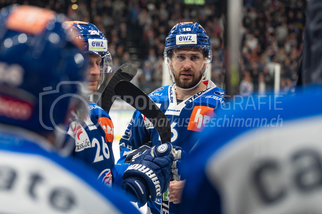 Swiss National League Final Game 2: ZSC Lions - EV Zug | 20.04.2022, Zürich, Hallenstadion, Swiss National League Final Game 2: ZSC Lions - EV Zug, #16 Marcus Krüger (ZSC) während des Timeouts. - Realisiert mit Pictrs.com